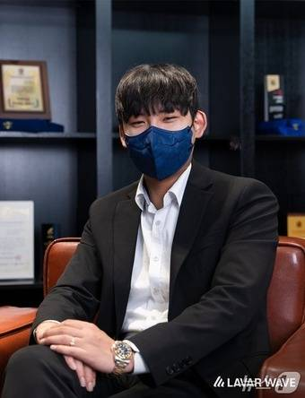 라바웨이브 사무실에 앉아 있는 김준엽 대표